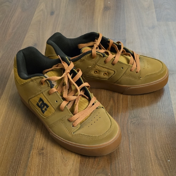 DC Other - DC Men's Tan and Black Sneakers